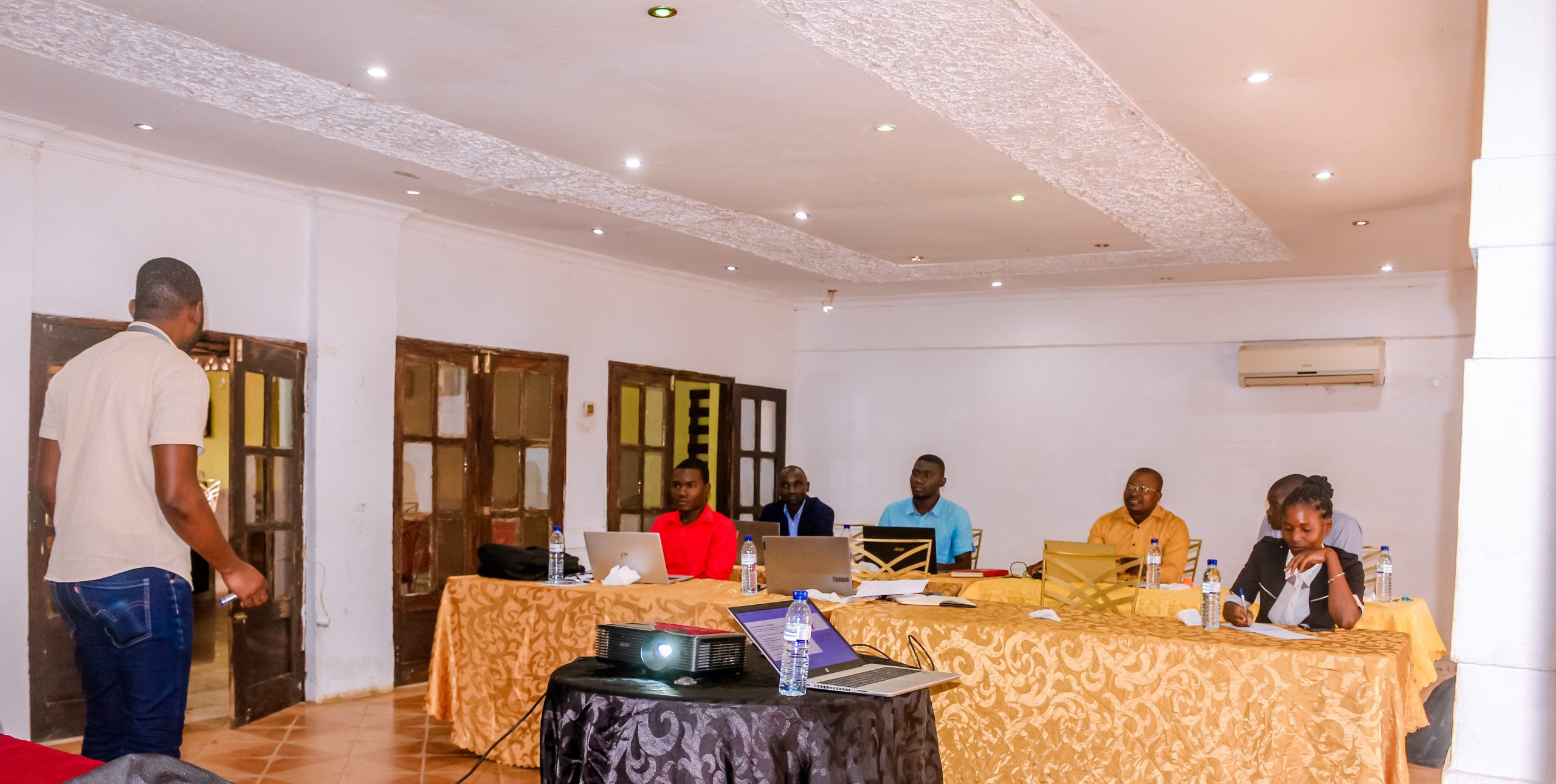 𝐄𝐋𝐀𝐁𝐎𝐑𝐀𝐂̧𝐀̃𝐎 𝐃𝐄 𝐓𝐄𝐗𝐓𝐎𝐒 𝐈𝐍𝐅𝐎𝐑𝐌𝐀𝐓𝐈𝐕𝐎𝐒