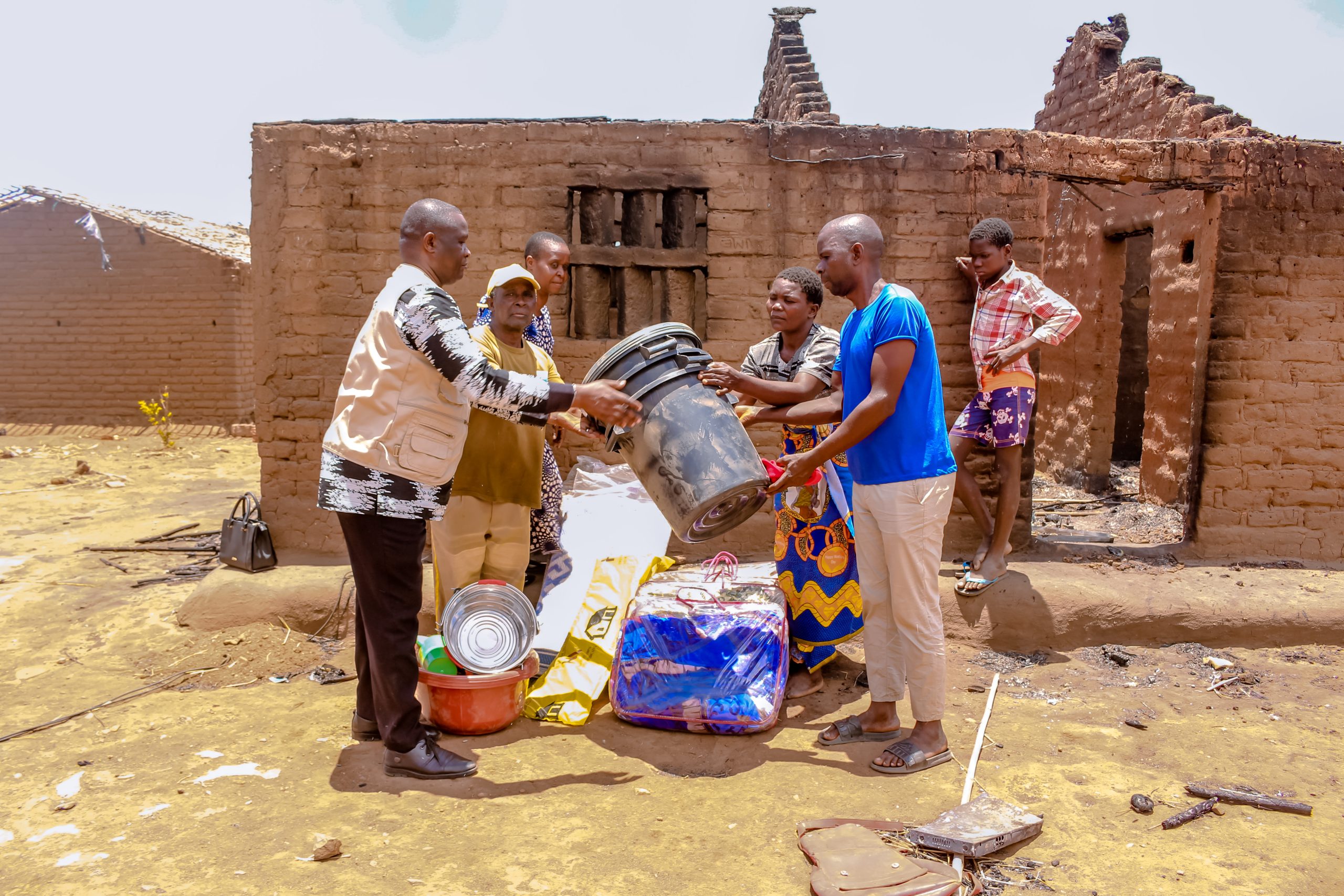 EDIL DE METANGULA VISITA FAMÍLIA AFECTADA POR INCÊNDIO E OFERECE AJUDA