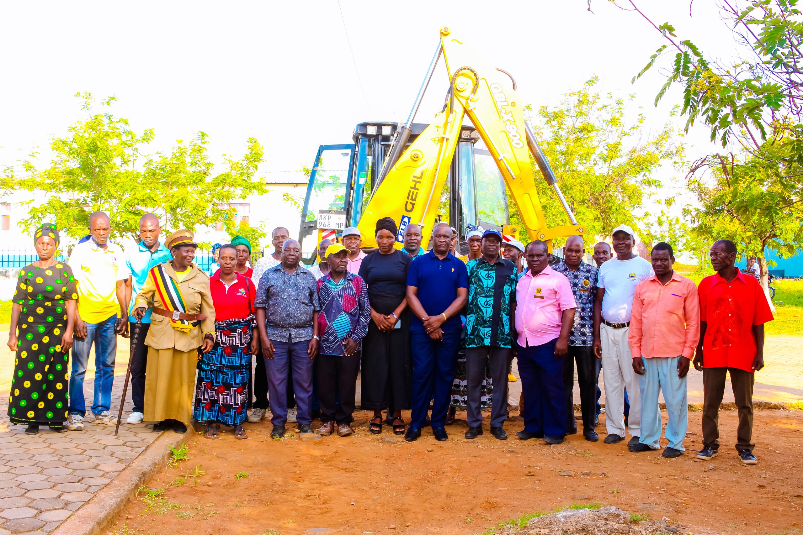 VILA DE METANGULA REALIZA ENTREGA OFICIAL DE SUA PRIMEIRA RETROESCAVADORA HIDRÁULICA