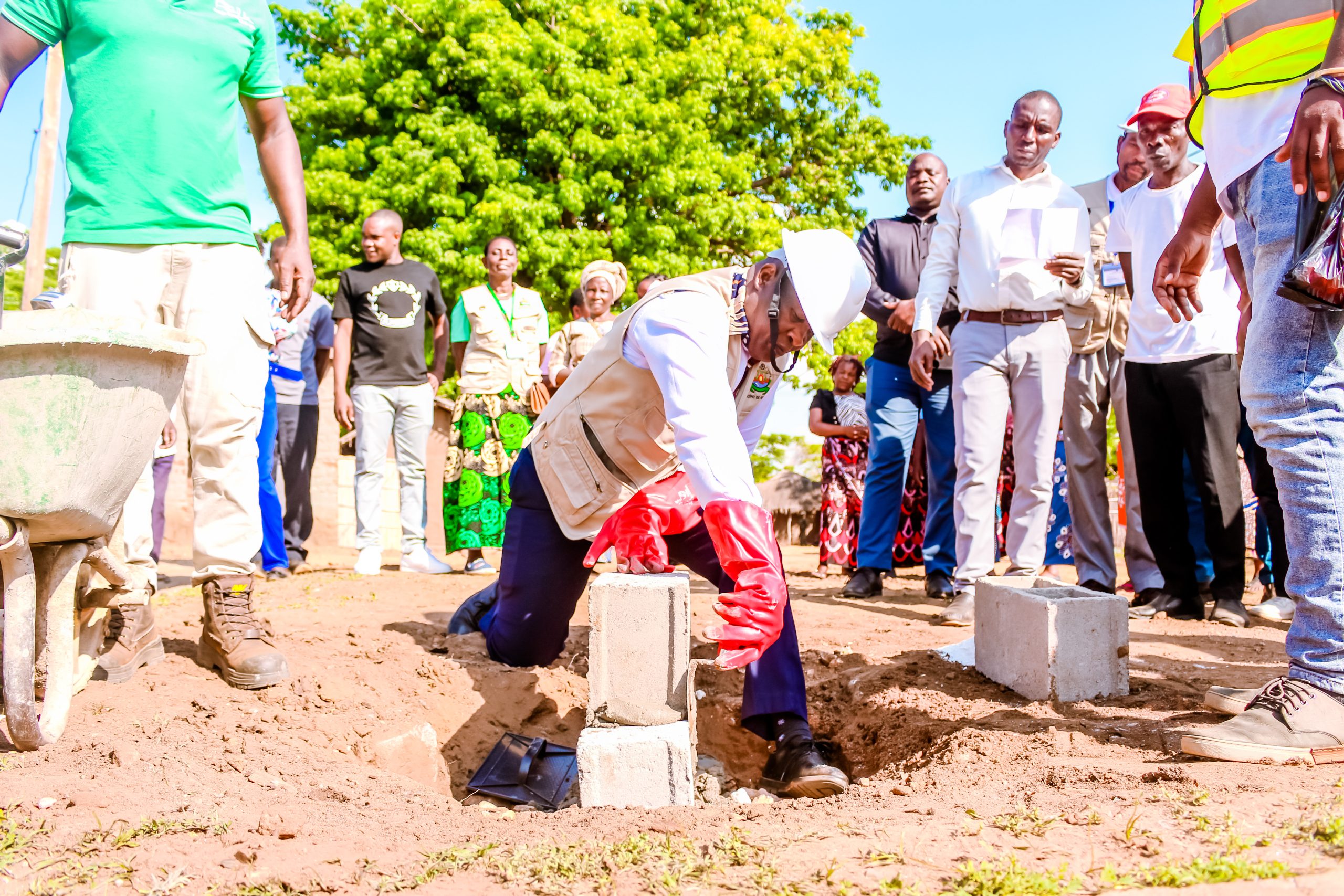 LANÇAMENTO DA PRIMEIRA PEDRA MARCA EMÍCIO DA PAVIMENTAÇÃO NO BAIRRO DE THUNGO