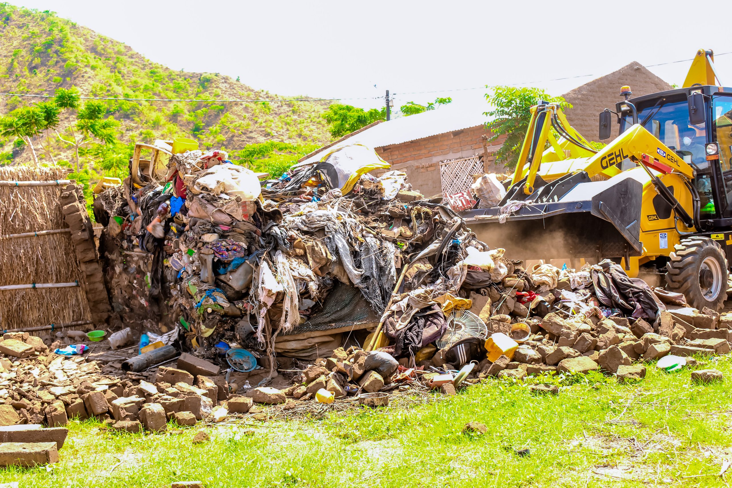CONSELHO MUNICIPAL DA VILA DE METANGULA REMOVE LIXO AMONTOADO POR MORADOR COM PROBLEMAS MENTAIS