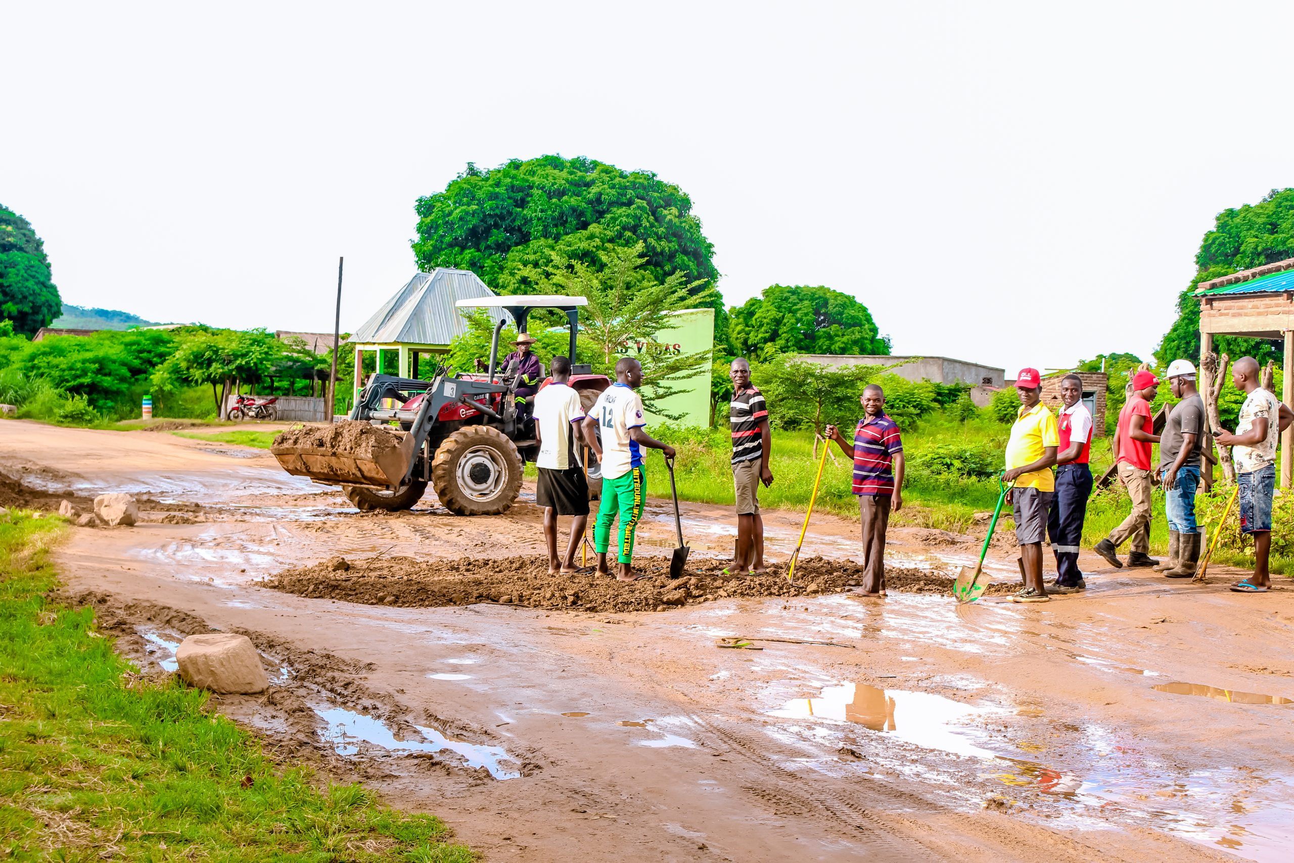GOVERNO DO DISTRITO DO LAGO ENTREGA CHEQUES DO ADE PARA REFORÇAR QUALIDADE DO ENSINO